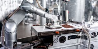 Roboterhand Bewegung in Schokoladenfabrik