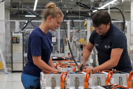 Automobilhersteller Opel und BMW bauen Produktion für E-Mobile aus