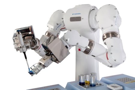 Wie Roboter bei Corona-Tests helfen können