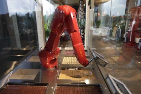 Bitte (nicht) naschen – so produzieren Roboter leckere Pralinen