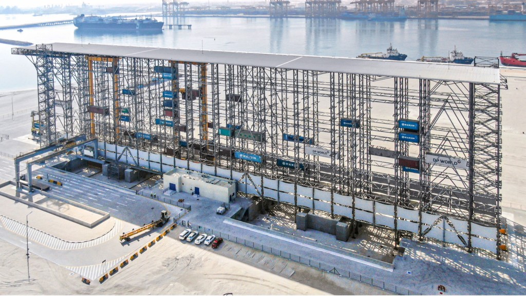 Hochregallager für Seecontainer in Dubai erfolgreich getestet