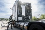 Daimler betankt Wasserstoff-Lkw mit Flüssigwasserstoff
