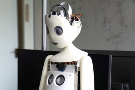 Sozialer Roboter sucht mit seinen großen Augen Blickkontakt