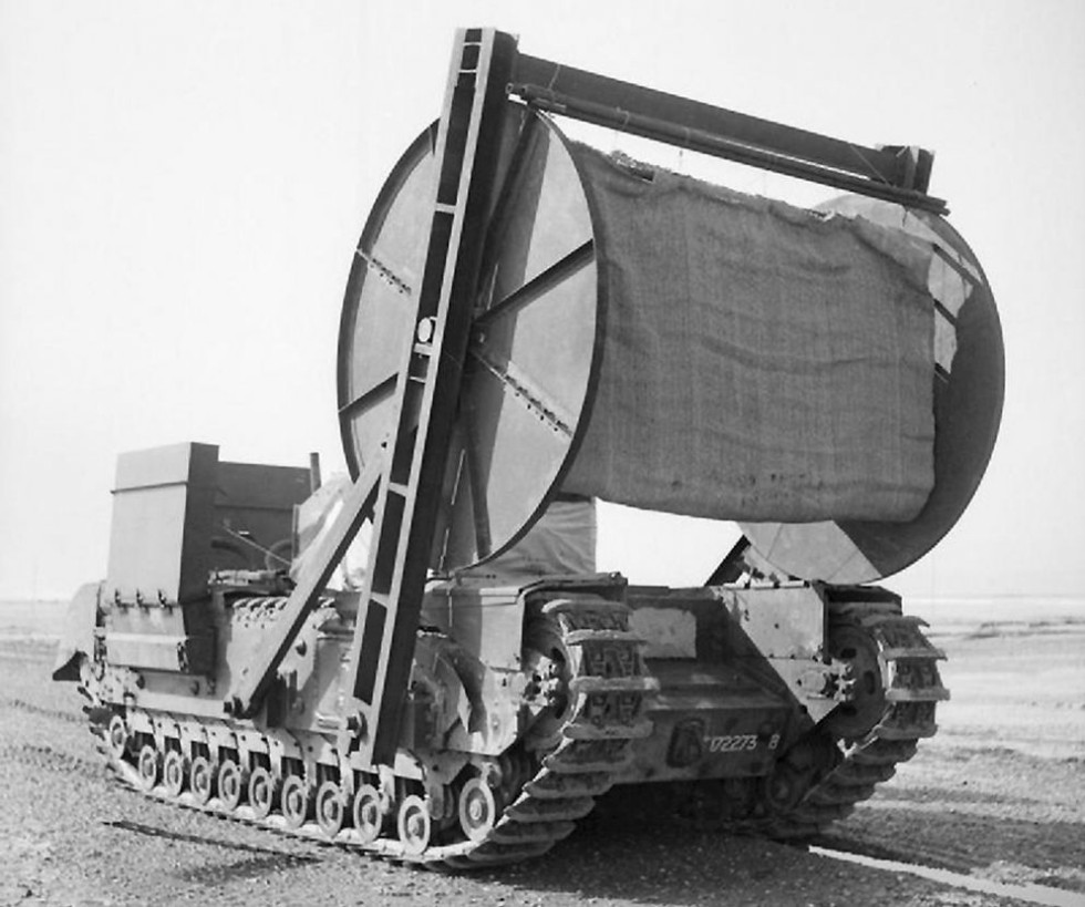 Ein Churchill-Panzer mit einem Aufbau, der einen Teppich aus Leinwand über den weichen Sandboden legen konnte. Er verhinderte, dass schwere Fahrzeuge einsanken. Dieser Churchill Boppin ist nur ein Beispiel für die Spezialpanzer, die bei der Landung in der Normandie im Einsatz waren. Foto: Public Domain