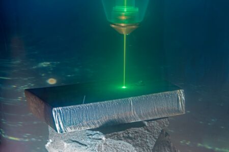 Laser schneidet Metalle unter Wasser