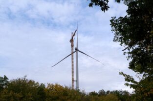 Windkraftturm bei Bad Neustadt/Saale, Rhön