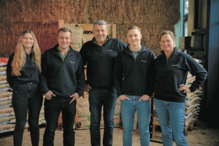 Köhler 2.0: Familie Saßmannshausen produziert Kohle aus Holzschnitzeln
