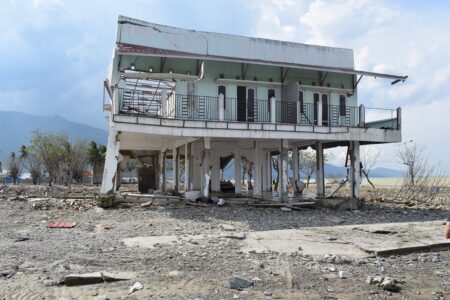 Tsunami: Wann stürzt ein Gebäude ein, wann nicht?