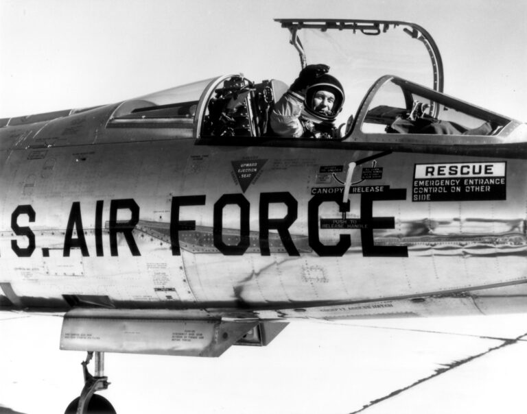 Chuck Yeager im Cockpit einer Lockheed NF-104 Starfighter