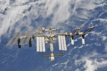 Drei Raumfahrer erreichen die ISS in einer Sojus-Kapsel