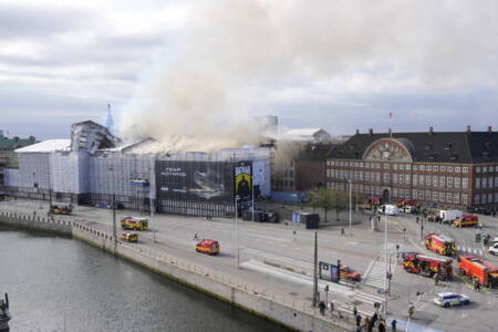 Feuer in der historischen Börse von Kopenhagen