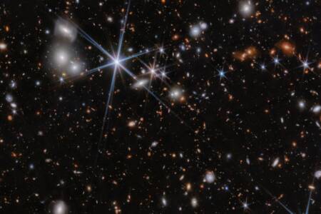 James Webb beobachtet bislang älteste Kollision zweier schwarzer Löcher