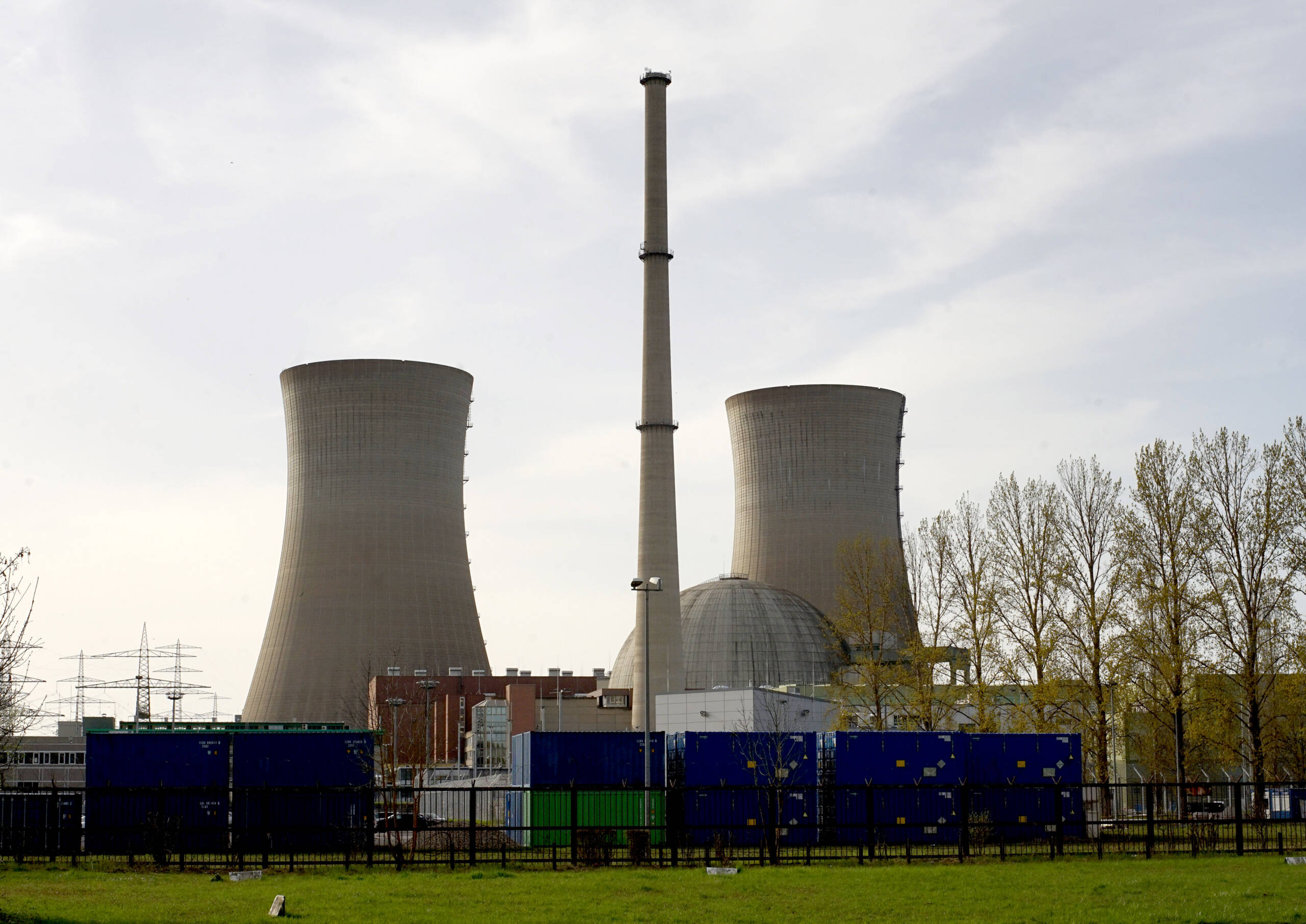 Am stillgelegten Atomkraftwerk Grafenrheinfeld sollen am 16. August 2024 um 18:30 Uhr die beiden Kühltürme fallen. Im Bild auch die Betriebsgebäude und die Reaktorkuppel samt Schornstein. Foto: Heinz Wraneschitz