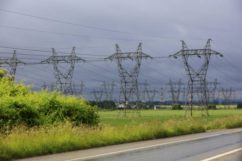 Hochspannungsleitungen auf freiem Feld beim Umspannwerk Poste electrique de...