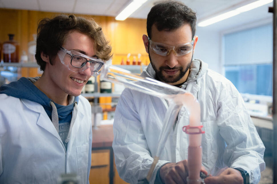 zwei Wissenschaftler arbeiten an Recycling als Quelle für Rohstoffe für Lithium-Ionen-Batterien