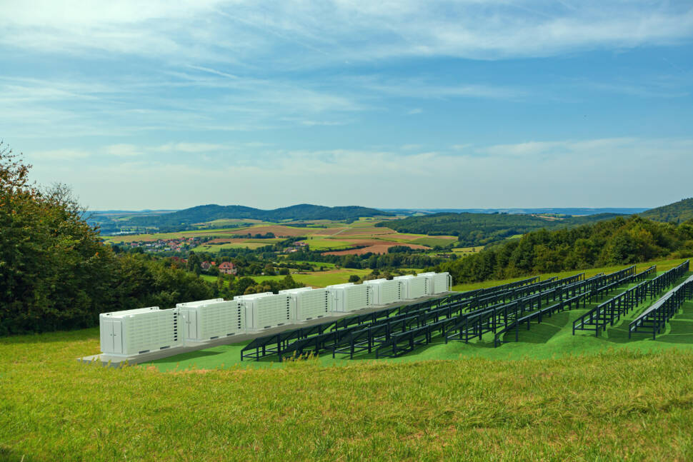 Ein modernes Solarfeld mit Batteriespeicher in der Natur