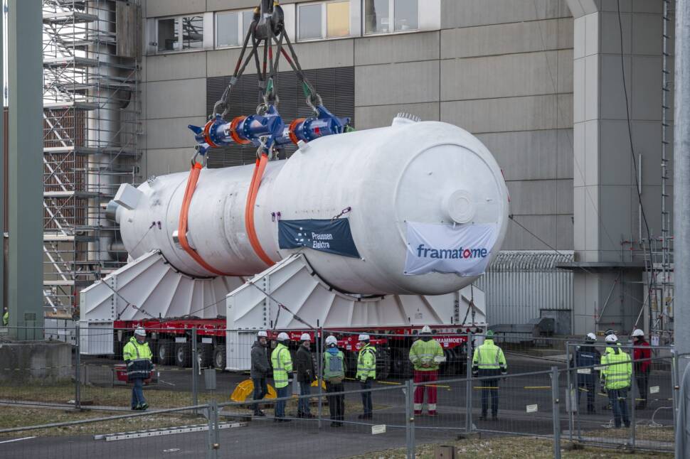 Ehemaliges Atomkraftwerk Gundremmingen: Ein Dampferzeuger wirden aus ehemaligem Reaktorgebäude geholt.