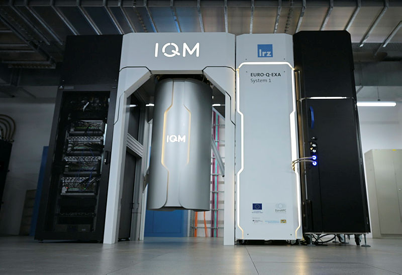 Radiant-System von IQM Quantum Systems mit 54 Qubits, Im Zylinder in der Mitte steckt der Quantenprozessor.