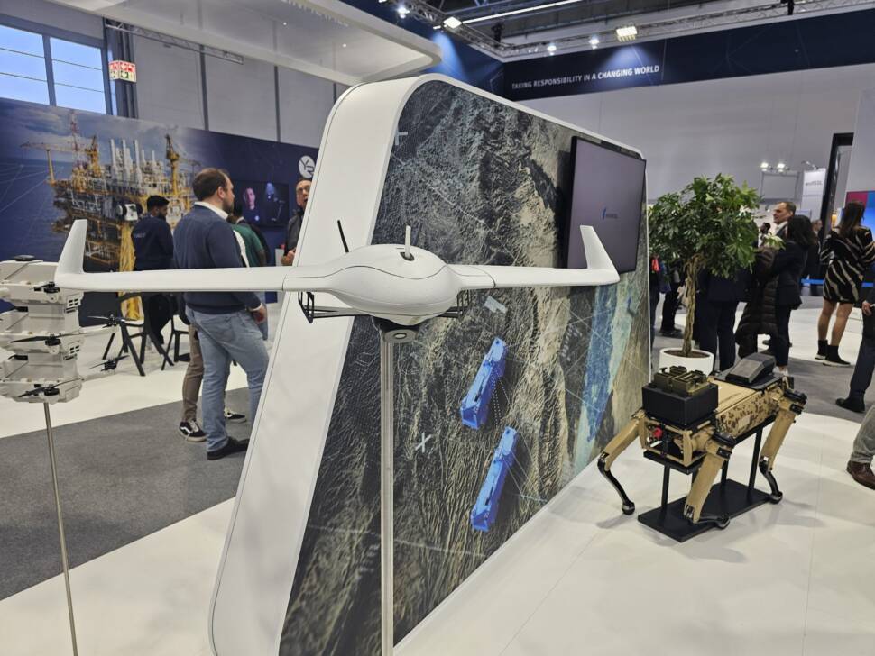 Eine Drohne und ein Roboterhund auf dem Messstand von Rheinmetall während der Xponential 2025.