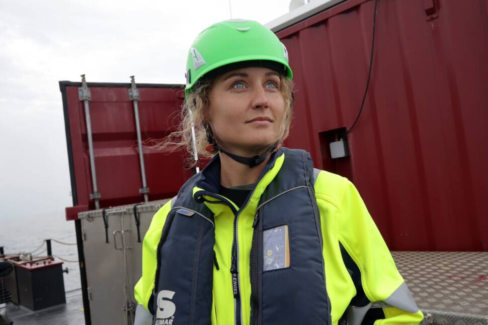 Frau mit Helm vor Container. Eva Tennhoff