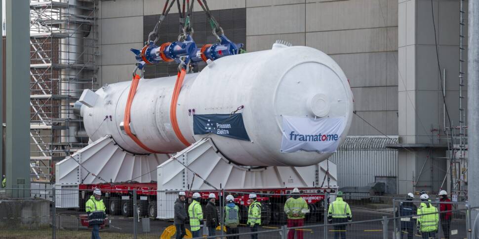 Ehemaliges Atomkraftwerk Grafenrheinfeld: Ein Dampferzeuger wirden aus ehemaligem Reaktorgebäude geholt.