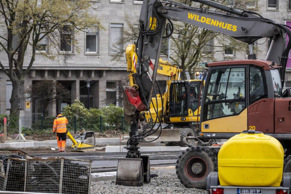 Bagger steht auf Kiesuntergrund an Baustelle