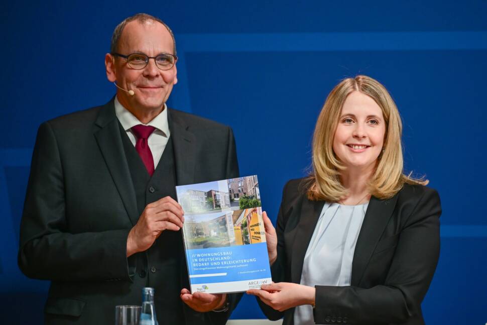 Zwei Menschen stellen die 2026er Studie zum Wohnungsbau vor.