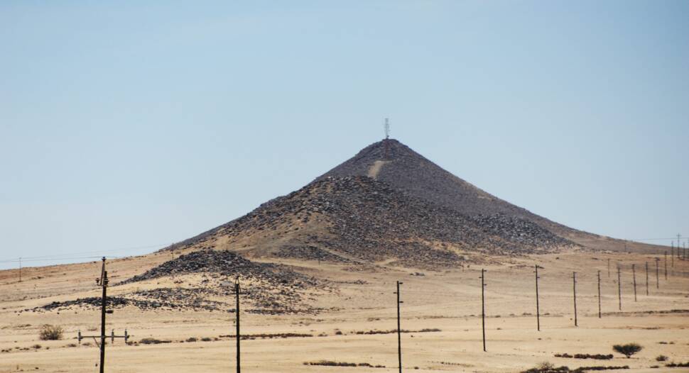 Abraumhalde des Uranabbaus in Namibia
