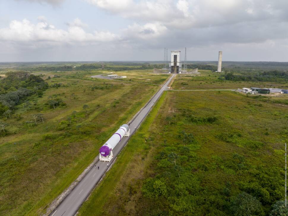 Eine Ariane 6 wird am Weltraumbahnhof in Kourou zur Startrampe gefahren.