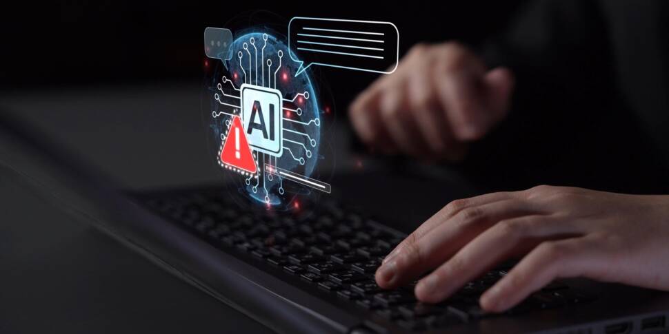 Eine Person nutzt künstliche Intelligenz (KI). Der KI-Agent zeigt eine Warnung an.