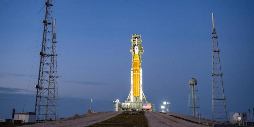 Die Nasa-Rakete SLS auf der Startrampe. sie soll Anfang April 2026 vier Menschen zum Mond bringen.