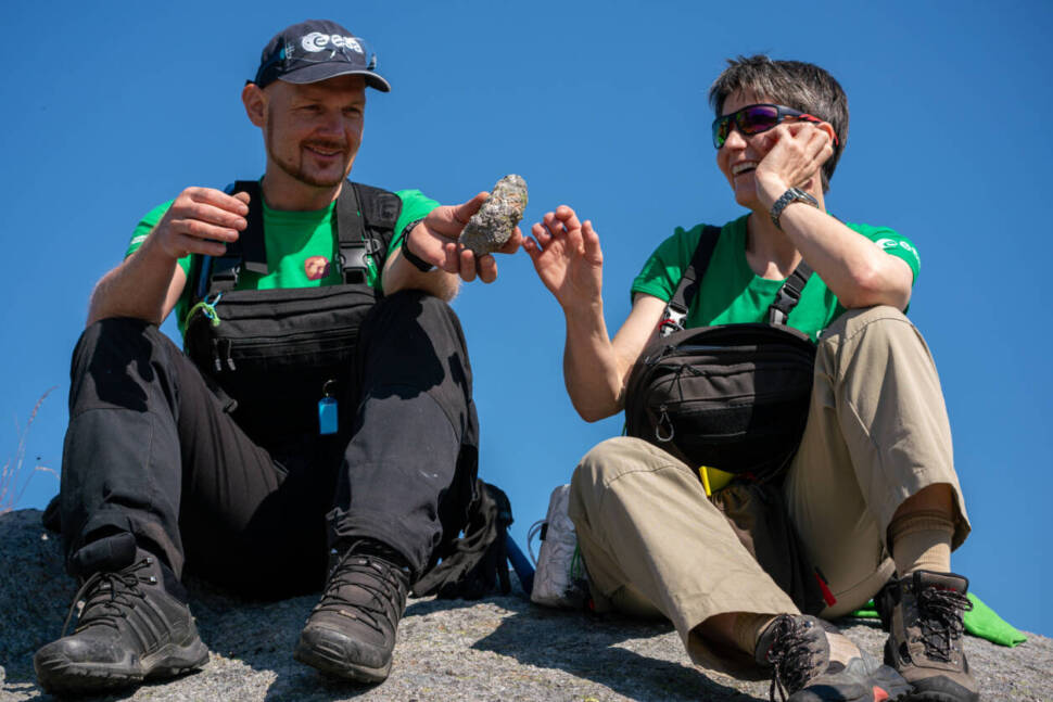 Der Astronaut Alexander Gerst und die Astronautin Samantha Cristoforetti beim Geologie-Training auf den norwegischen Lofoten.