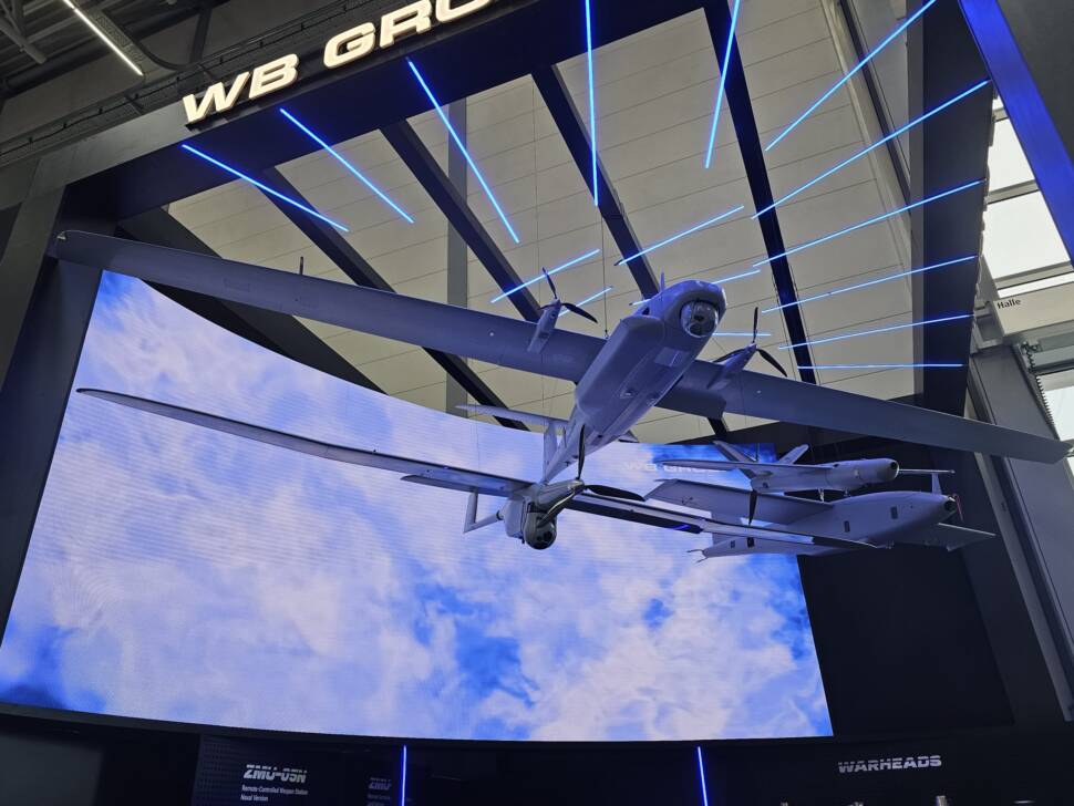 Mehrere Drohen unter einer Hallendecke in der.