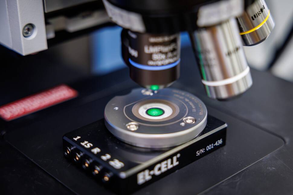 Prüfstand im Labor mit einer Batterie auf Basis von Aluminium-Ionen