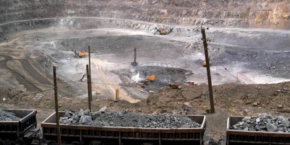 Tagebau mit Baggern und Loren