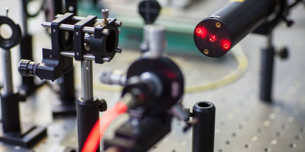 Optische Geräte mit rotem Laserlicht auf einer Metalloberfläche montiert