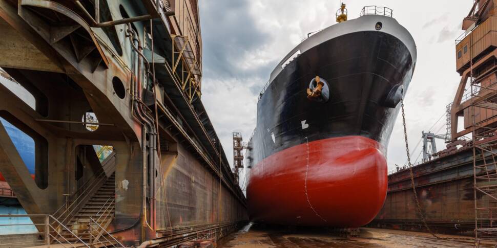 Frachtschiff im Trockendock, von unten aus fotografiert