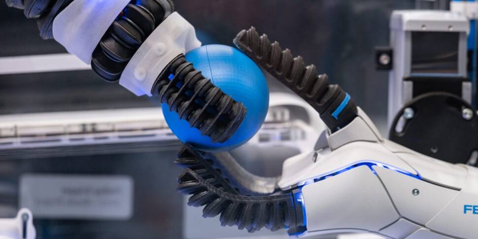 Smart Manufacturing, Impressionen von der HANNOVER MESSE 2025, zwei Greifer von Festo übergeben eine Blaue Kugel