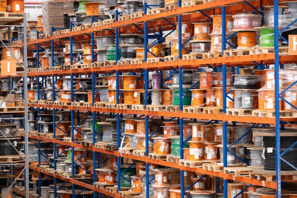 Regallager mit verschiedenen Kabeltrommeln von Lapp in Brasilien