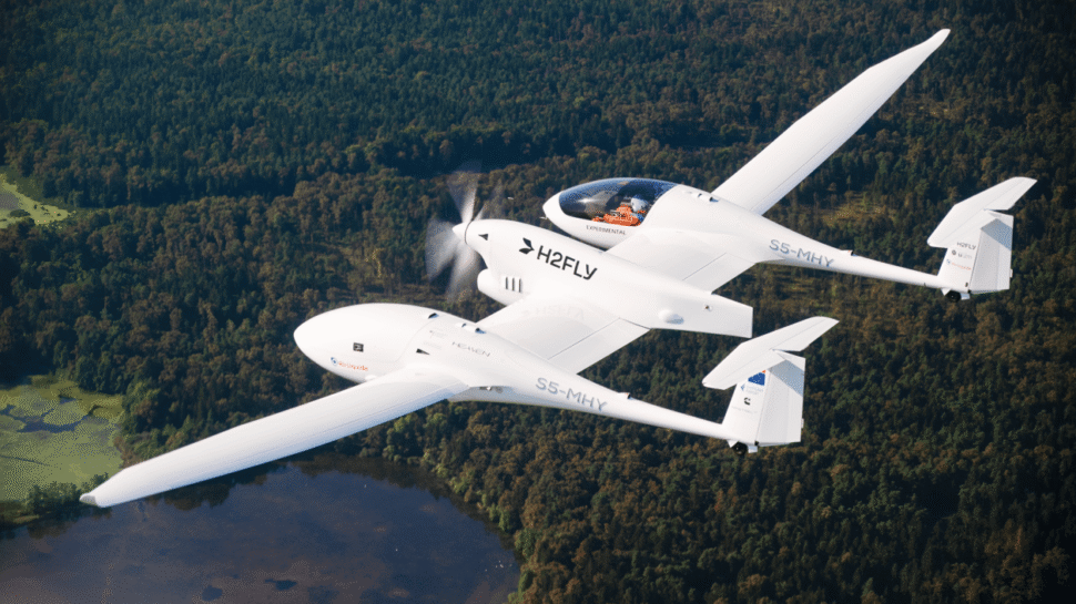 Die HY4 über den Wolken