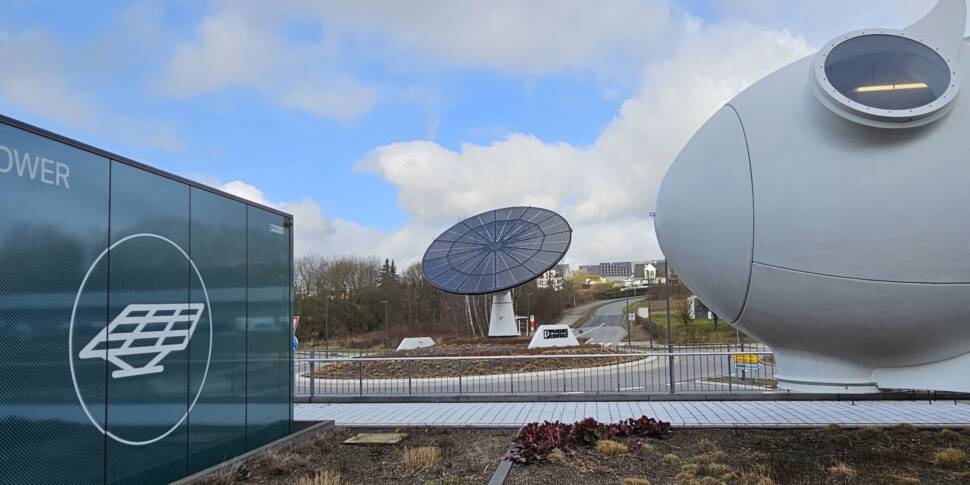 All Electric Society Park von Phoenix Contact mit Windkraftgondel und Solarpanel