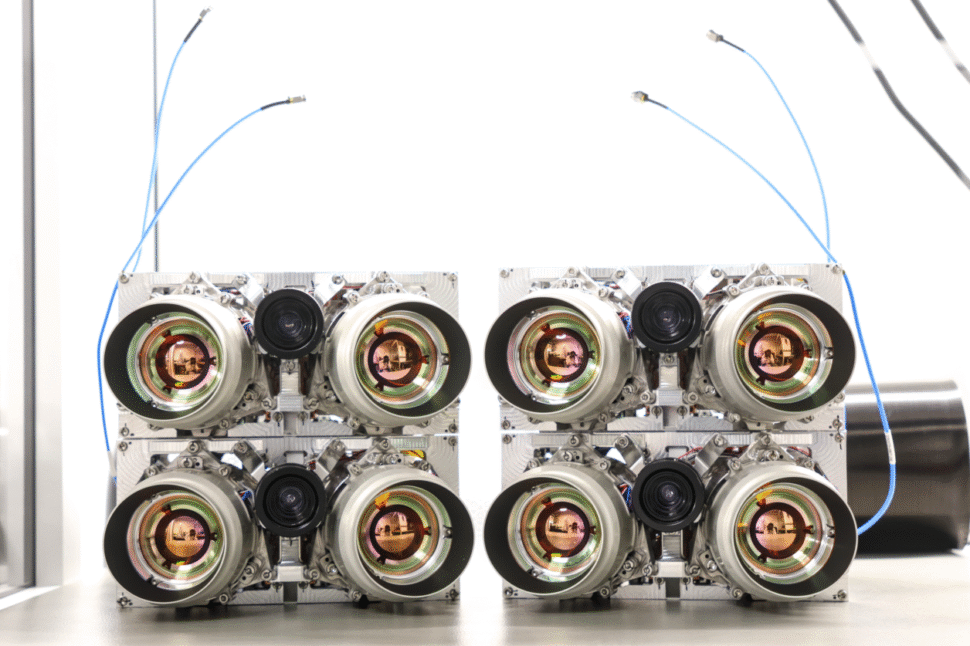 Die Safire genannten Wärmesensoren vor dem Einbau in einem Satelliten.