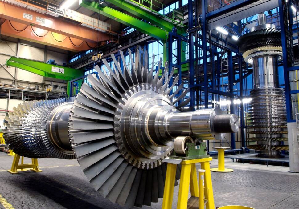 Hohe Werkshalle mit aufgebockter Gasturbine