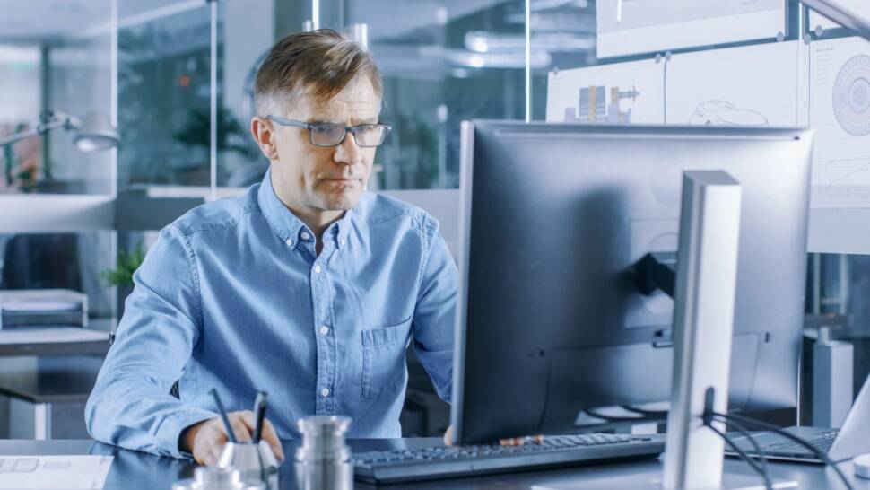Ingenieur vor PC