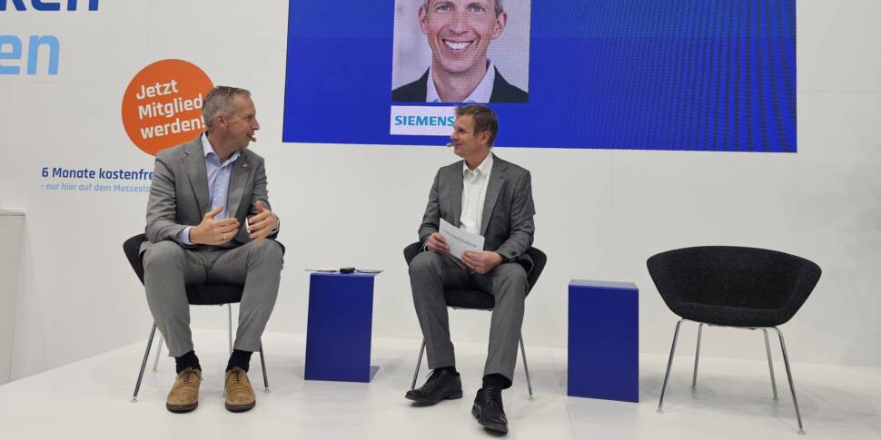 Rainer Brehm von Siemens im Gespräch mit Martin Ciupek (rechts)