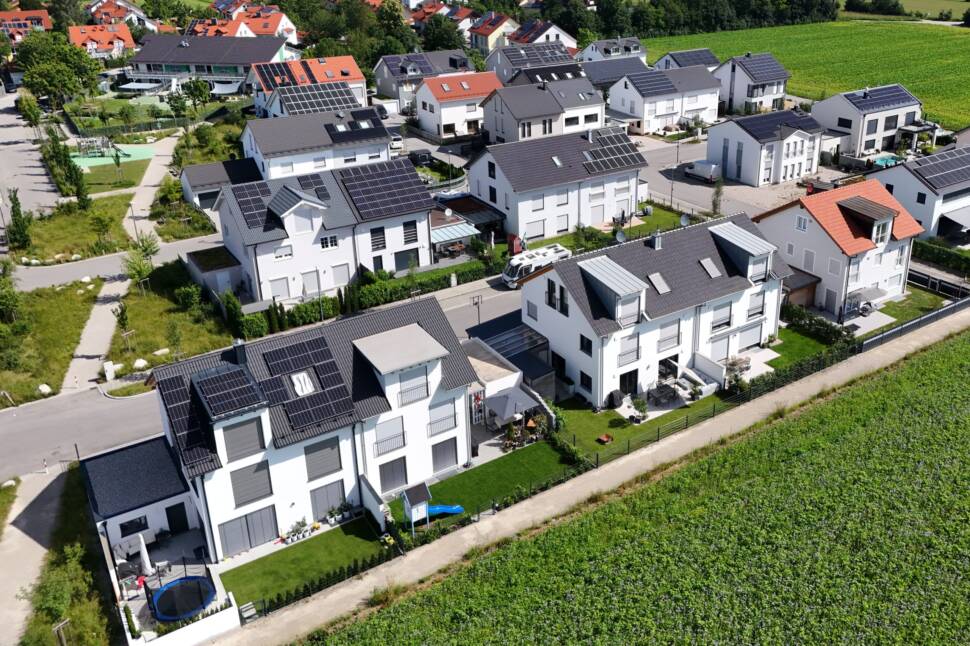 Luftaufnahme Siedlung mit Doppelhaushälften. Einige mit, eine ohne Solaranlagen auf dem Dach.