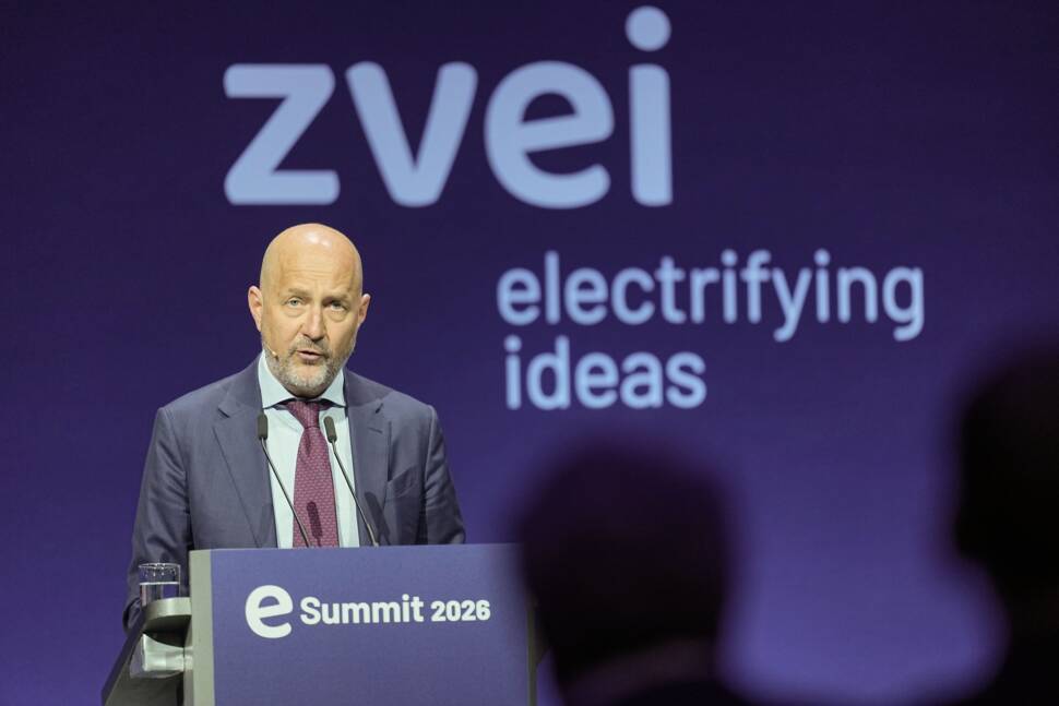 Daniel Hager, Prädsident des ZVEI, hält eine Rede auf dem esummit 2026