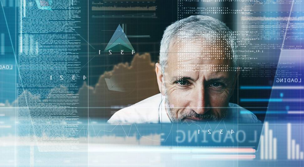 Mensch hinter Bildschirm schaut auf Softwarecode