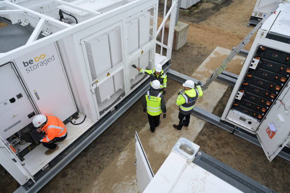 Großbatterispeicher können die Schwankungen beim Windstrom abpuffern. Das Bild zeigt eine Anlage im nordfriesischen Sönke-­Nissen-Koog.