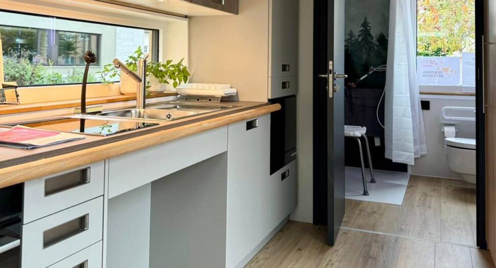 Viel Platz: Der Innen- raum des „TinyCare- Home“-Prototyps bie- tet unter anderem eine Küchenzeile und ein barrierefreies Bad.